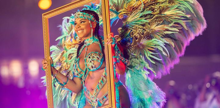 Imagen de una competidora disfrazada realizando una presentación durante el Escaparate del Rey y la Reina del Carnaval Caribeño de Toronto 2026, en Toronto, Canadá. Más de 30 participantes, ataviados con elaborados disfraces, compitieron en este evento anual por los títulos de Rey y Reina del Carnaval.