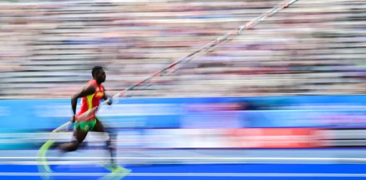 Lindon Victor, de Granada, compite en la prueba de salto con pértiga del decatlón masculino durante el evento de atletismo en el estadio Scotstoun de Glasgow, en el octavo día de los Juegos de la Commonwealth en Glasgow, Escocia.