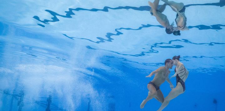 Los nadadores españoles de estilo libre Dennis González Boneu e Iris Tío Casas compiten en la final de natación artística por parejas mixtas durante el Campeonato Europeo de Natación LEN, en el Centro Acuático Olímpico de Saint-Denis, en las afueras del noreste de París.