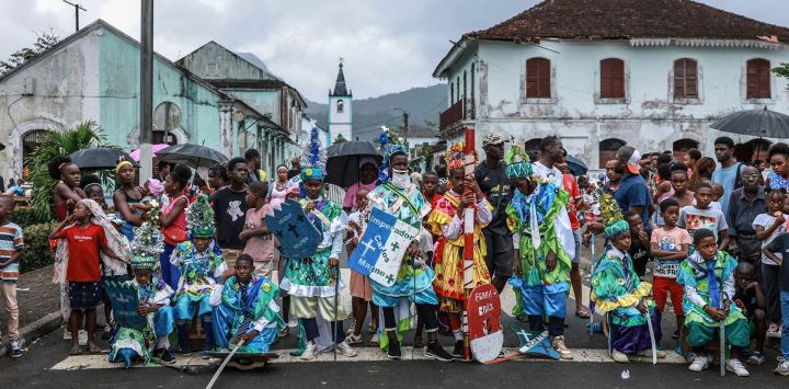 Personajes moros y cristianos participan en el Auto de Floripes (o Festa de São Lourenço) enfrentándose en una representación teatral en Santo Antonio, en la isla de Príncipe, Santo Tomé y Príncipe. El Auto de Floripes reúne a toda la isla para disfrutar de vibrantes representaciones medievales al aire libre que recrean batallas legendarias entre los Doce Pares de Francia y los moros. Introducido en las islas por los portugueses durante la época colonial, el festival tiene su origen en relatos medievales europeos centrados en el emperador Carlomagno y sus caballeros, quienes rescatan a la princesa Floripes del almirante moro Balão.