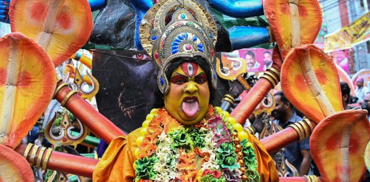 Una devota vestida como la diosa hindú Kali participa en una procesión durante el festival de Bonalu en el templo Sri Ujjaini Mahakali en Secunderabad, India.