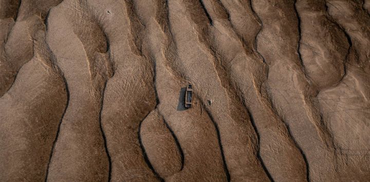 Vista aérea tomada con un dron del lecho expuesto del río Danubio, en Dunaszentbenedek, Hungría. Hungría está entrando en sus "cinco días más críticos", ya que el descenso del nivel del agua en el río Danubio amenaza con el cierre total de la central nuclear de Paks en medio de una ola de calor extrema, dijo el primer ministro húngaro, Peter Magyar, advirtiendo que la planta podría permanecer cerrada durante más de un mes.