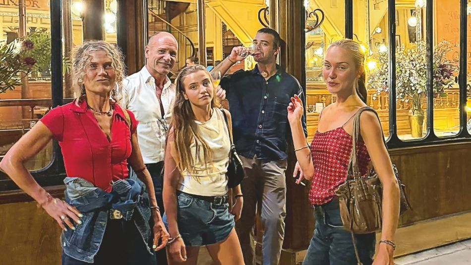 Maru Botana junto a su familia en París