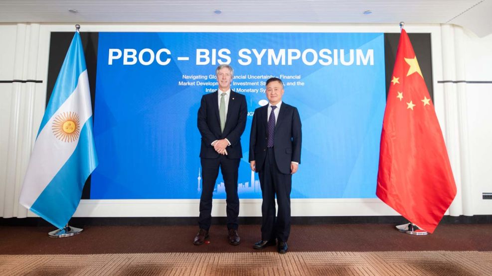 El presidente del BCRA, Santiago Bausili, y Pan Gongsheng, presidente del PBOC