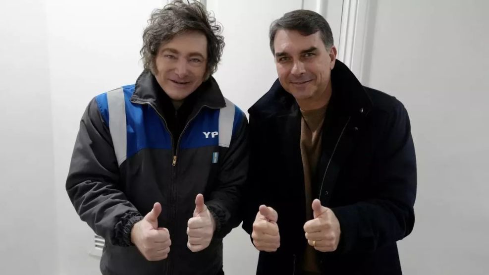 Javier y el hijo del exmandatario brasileño Jair Bolsonaro. 