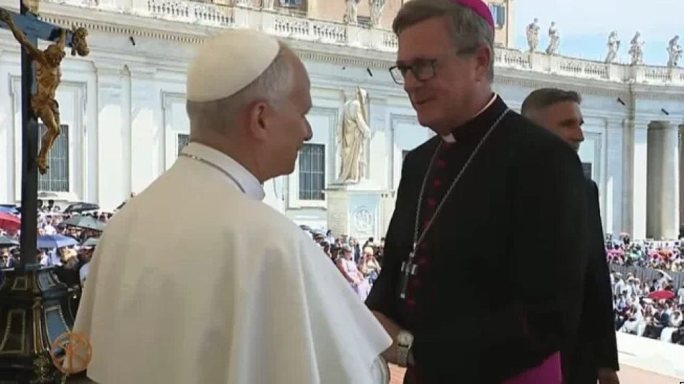Monseñor García Cuerva, saludando al papa León XIV en el Vaticano.