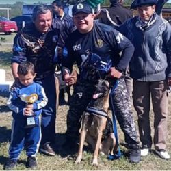 Cairo, junto a sus dueños y a su entrenador y gran amigo.