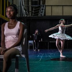 Bailarines calientan entre bastidores en el Teatro Artscape de Ciudad del Cabo, antes del XIII Concurso Internacional de Ballet de Sudáfrica. | Foto:MARCO LONGARI / AFP