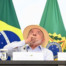 El presidente de Brasil, Luiz Inácio Lula da Silva, gesticula durante la ceremonia de firma de la nueva ley que establece la política nacional sobre salarios mínimos para el transporte de mercancías por carretera en el Palacio de Planalto, en Brasilia. | Foto:EVARISTO SA / AFP