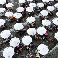 Vista aérea tomada con un dron de personas refrescándose, en la aldea de Fushi, en el poblado de Xiaofeng del distrito de Anji, en la provincia oriental china de Zhejiang. | Foto:Xinhua/Qi Liguang