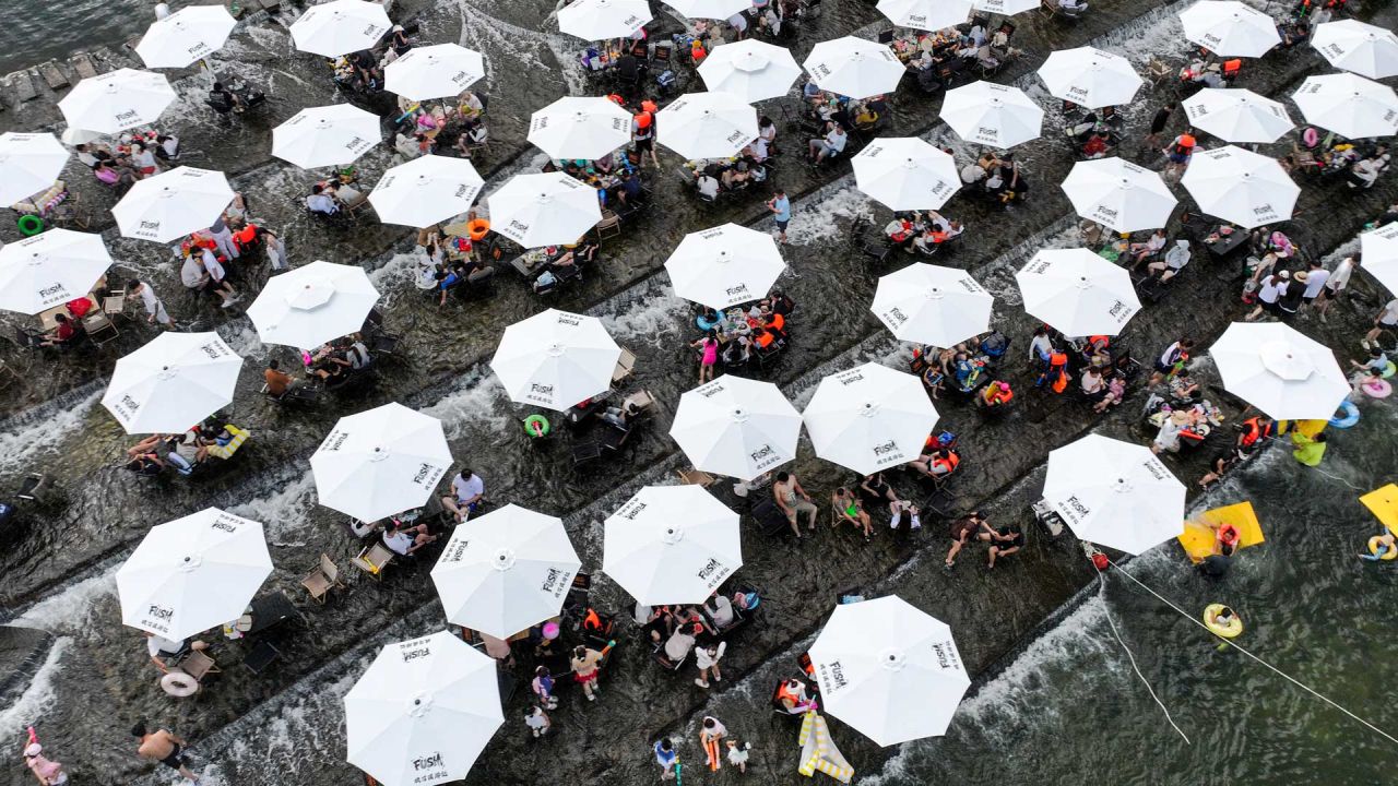 Vista aérea tomada con un dron de personas refrescándose, en la aldea de Fushi, en el poblado de Xiaofeng del distrito de Anji, en la provincia oriental china de Zhejiang. | Foto:Xinhua/Qi Liguang