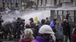 Gases lacrimógenos, hidrantes y tres detenidos durante la protesta por la ley de tierras
