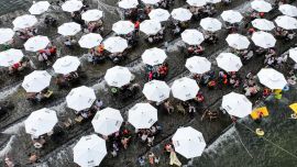Vista aérea tomada con un dron de personas refrescándose, en la aldea de Fushi, en el poblado de Xiaofeng del distrito de Anji, en la provincia oriental china de Zhejiang.