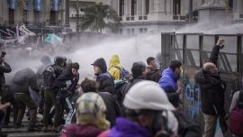 Represión, lluvia y multitud: así fue la jornada de manifestaciones frente al Congreso por la ley de tierras