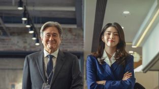 Choi Min Sik y Han So Hee en The Intern
