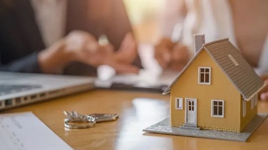 Condenan a una constructora en Corrientes: una casa prefabricada "voló" por el aire y deberán pagar 18 millones