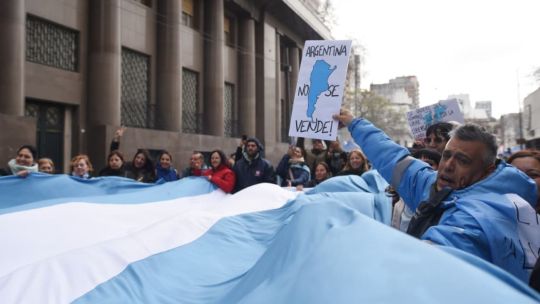 Incidentes frente al Congreso: la Policía utiliza carros hidrantes para dispersar la protesta