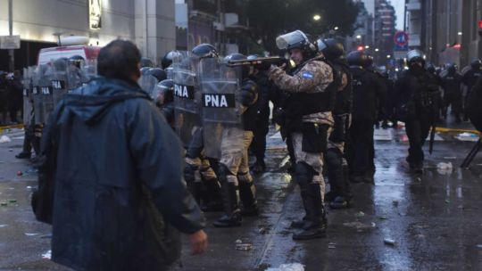 La tensión frente al Congreso no cede: continúan los incidentes entre los manifestantes y la Policía