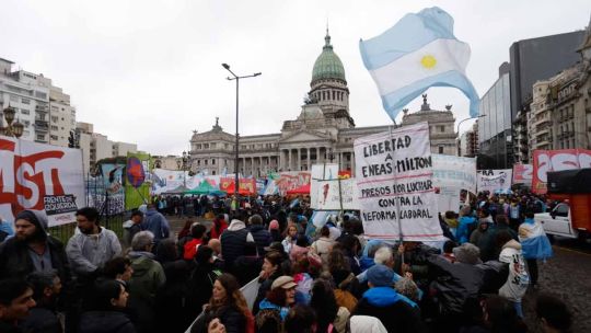 Congreso vallado y bajo la lluvia: crece la protesta mientras el Senado debate la Ley de Propiedad Privada