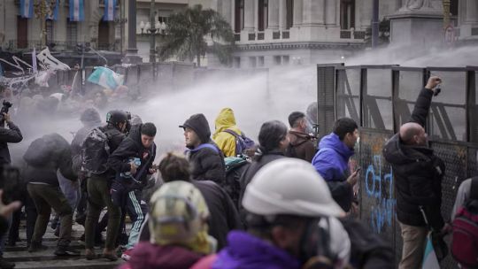 Represión, lluvia y multitud: así fue la jornada de manifestaciones frente al Congreso por la ley de tierras