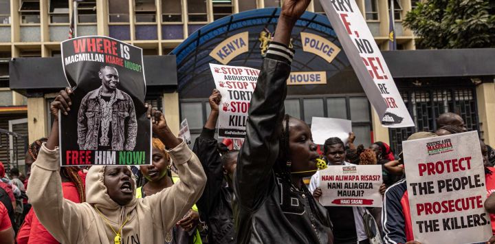 Activistas y familiares de personas presuntamente secuestradas o asesinadas por la policía keniana sostienen sus fotos y pancartas frente al Parlamento de Kenia durante una protesta contra los secuestros y las ejecuciones extrajudiciales en Nairobi.