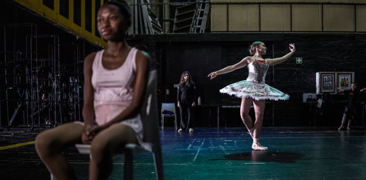 Bailarines calientan entre bastidores en el Teatro Artscape de Ciudad del Cabo, antes del XIII Concurso Internacional de Ballet de Sudáfrica.
