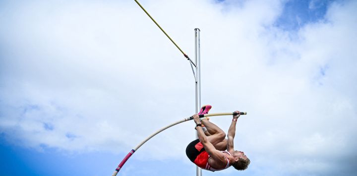El belga Ben Broeders compite en la prueba de salto con pértiga masculino durante el campeonato belga de atletismo en Kessel-Lo, Lovaina, Bélgica.