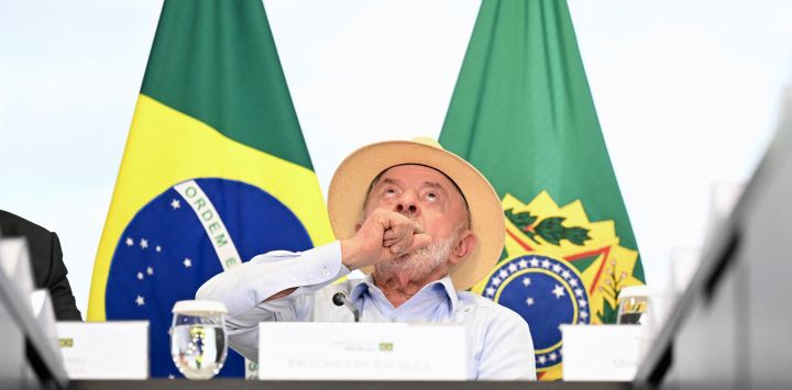El presidente de Brasil, Luiz Inácio Lula da Silva, gesticula durante la ceremonia de firma de la nueva ley que establece la política nacional sobre salarios mínimos para el transporte de mercancías por carretera en el Palacio de Planalto, en Brasilia.