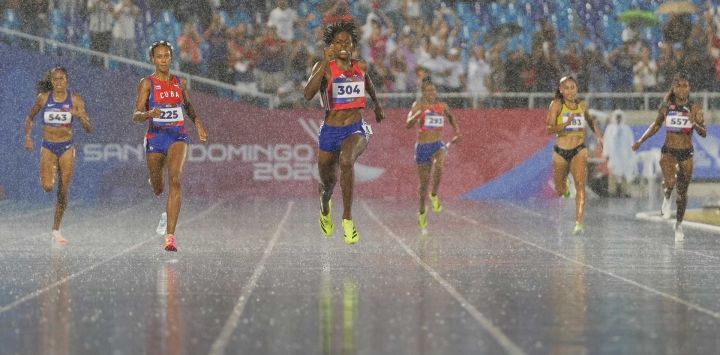 (De izquierda a derecha) Gabriella Scott de Puerto Rico, Roxana Gómez de Cuba, Marileidy Paulino de República Dominicana, Anabel Medina de República Dominicana, Lina Licona de Colombia y Taejha Badal de Trinidad y Tobago compiten en la final de los 400 metros femeninos durante los XXV Juegos Centroamericanos y del Caribe en el Estadio Olímpico Félix Sánchez en Santo Domingo.