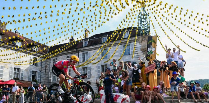 La ciclista noruega Sigrid Ytterhus Haugset, del equipo Uno-X Mobility, lidera la clasificación en Arbois durante la tercera etapa (de nueve) de la quinta edición del Tour de Francia Femenino, un recorrido de 156,5 km entre Ginebra y Poligny, en Poligny, centro-este de Francia.