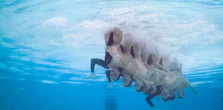 Nadadores artísticos neutrales compiten en la final técnica por equipos de natación artística durante el Campeonato Europeo de Natación LEN, en el Centro Acuático Olímpico de Saint-Denis, en las afueras del noreste de París.