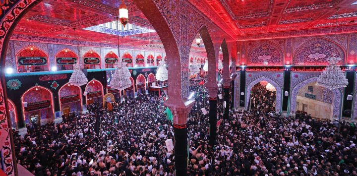 Peregrinos musulmanes chiítas asisten a una ceremonia de duelo en el santuario del Imam Hussein en Karbala, ciudad santa central de Irak, durante la peregrinación de Arbaeen, que conmemora 40 días de luto tras el asesinato del Imam Hussein, nieto del profeta Mahoma, en la batalla de Karbala del siglo VII. Arbaeen, la mayor concentración pública anual del mundo, marca uno de los eventos más importantes del calendario musulmán chiíta, durante el cual peregrinos de Irak e Irán acuden en masa a visitar los santuarios sagrados.
