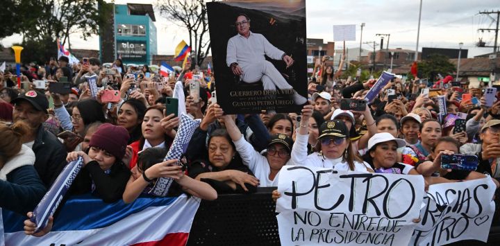 Simpatizantes del presidente colombiano Gustavo Petro asisten al Festival en Defensa de la Educación Superior Pública en Soacha, cerca de Bogotá.