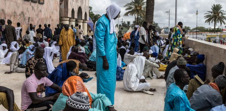 Un seguidor de la Hermandad Mouride reza frente al mausoleo del fundador de la hermandad, Cheikh Ahmadou Bamba, dentro de la Gran Mezquita de Touba durante el Gran Magal, una peregrinación religiosa anual que conmemora su exilio, en Touba. Millones de seguidores viajaron a la ciudad santa de Touba para lo que se considera una de las mayores concentraciones religiosas del mundo, en conmemoración del exilio del fundador del Mouridismo, Cheikh Ahmadou Bamba, también conocido como Serigne Touba. En 1895, las autoridades coloniales francesas exiliaron a Serigne Touba a Gabón, preocupadas por su creciente influencia. Regresó brevemente a Senegal en 1902 antes de ser exiliado nuevamente a Mauritania entre 1903 y 1907. Posteriormente regresó a Senegal, donde permaneció hasta su muerte en 1927.