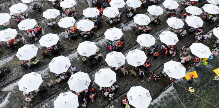 Vista aérea tomada con un dron de personas refrescándose, en la aldea de Fushi, en el poblado de Xiaofeng del distrito de Anji, en la provincia oriental china de Zhejiang.