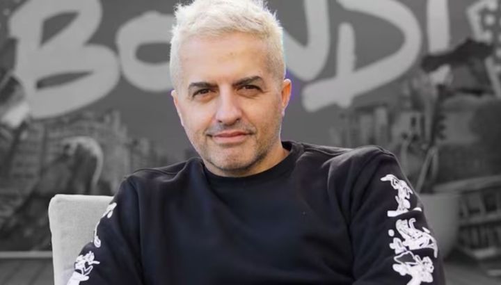 Ángel de Brito mostró cómo quedó la cocina que remodeló por completo: diseño minimalista, isla central y puerta secreta