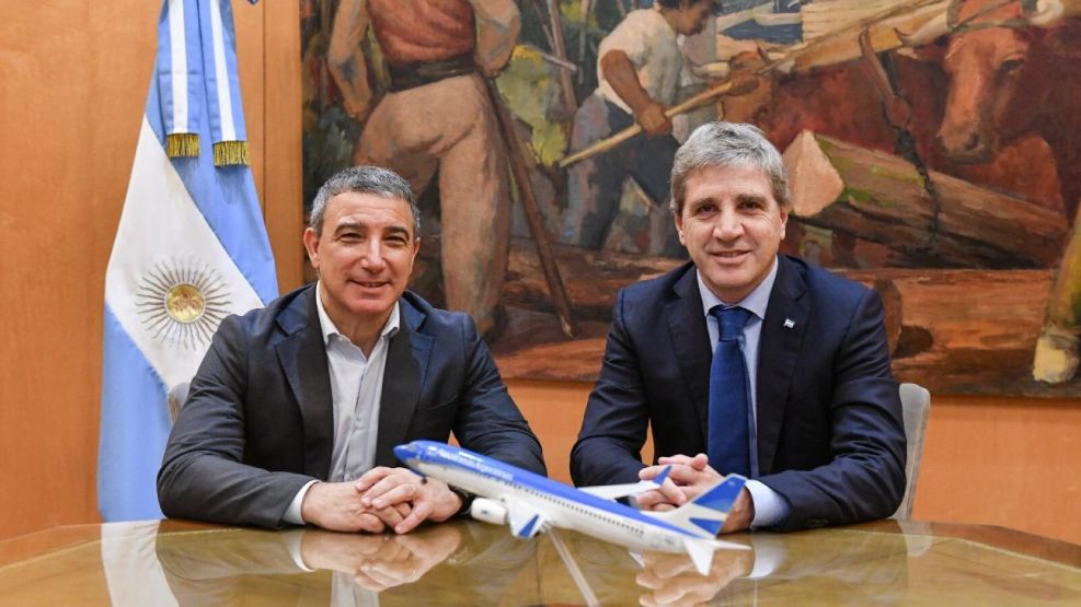 Fabián Lombardo, presidente de Aerolíneas Argentinas junto al ministro de Economía, Luis Caputo