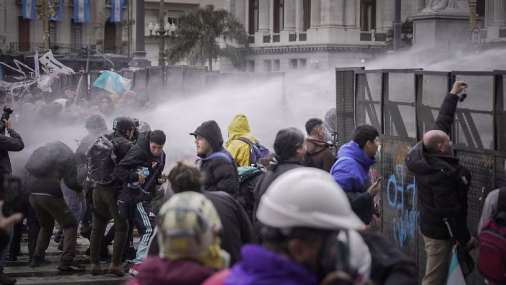 Gases lacrimógenos, hidrantes y tres detenidos durante la protesta por la ley de tierras