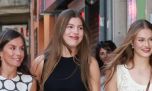 Lino, estampados y tonos neutros: los looks veraniegos de Letizia Ortiz y sus hijas para recorrer una fundación