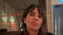 Camiseta y minifalda cuadrillé: Gime Accardi conquista España con un original look en tendencia