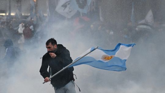 Protesters clash with police in Buenos Aires over private property bill