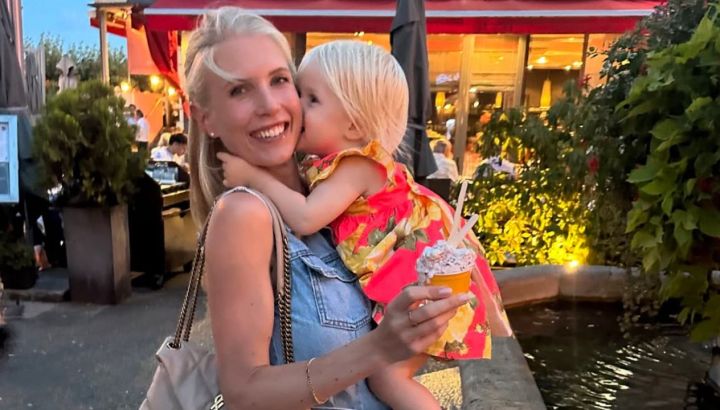 El look total pink de Elle, la hija de Maxi López y Daniela Christiansson para empezar la escuela