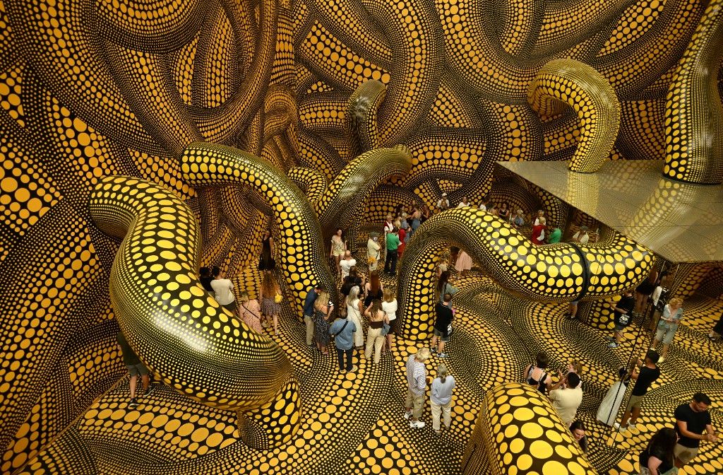 Yayoi Kusama, protagonista de una exitosa exposición en Colonia (Alemania), que convocó a 480.335 visitantes.