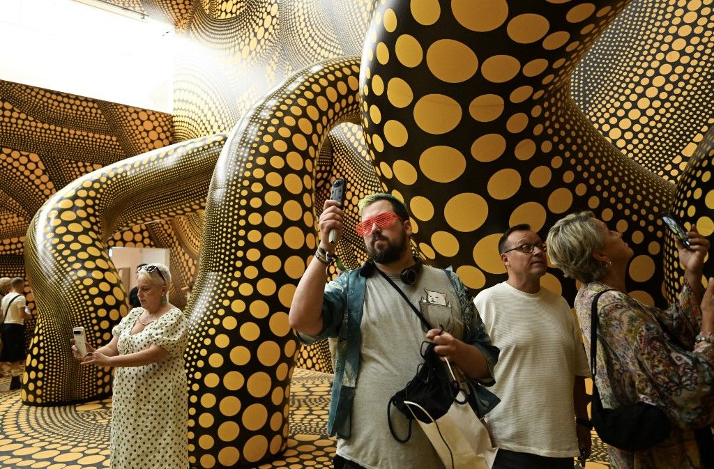 Yayoi Kusama, protagonista de una exitosa exposición en Colonia (Alemania), que convocó a 480.335 visitantes.