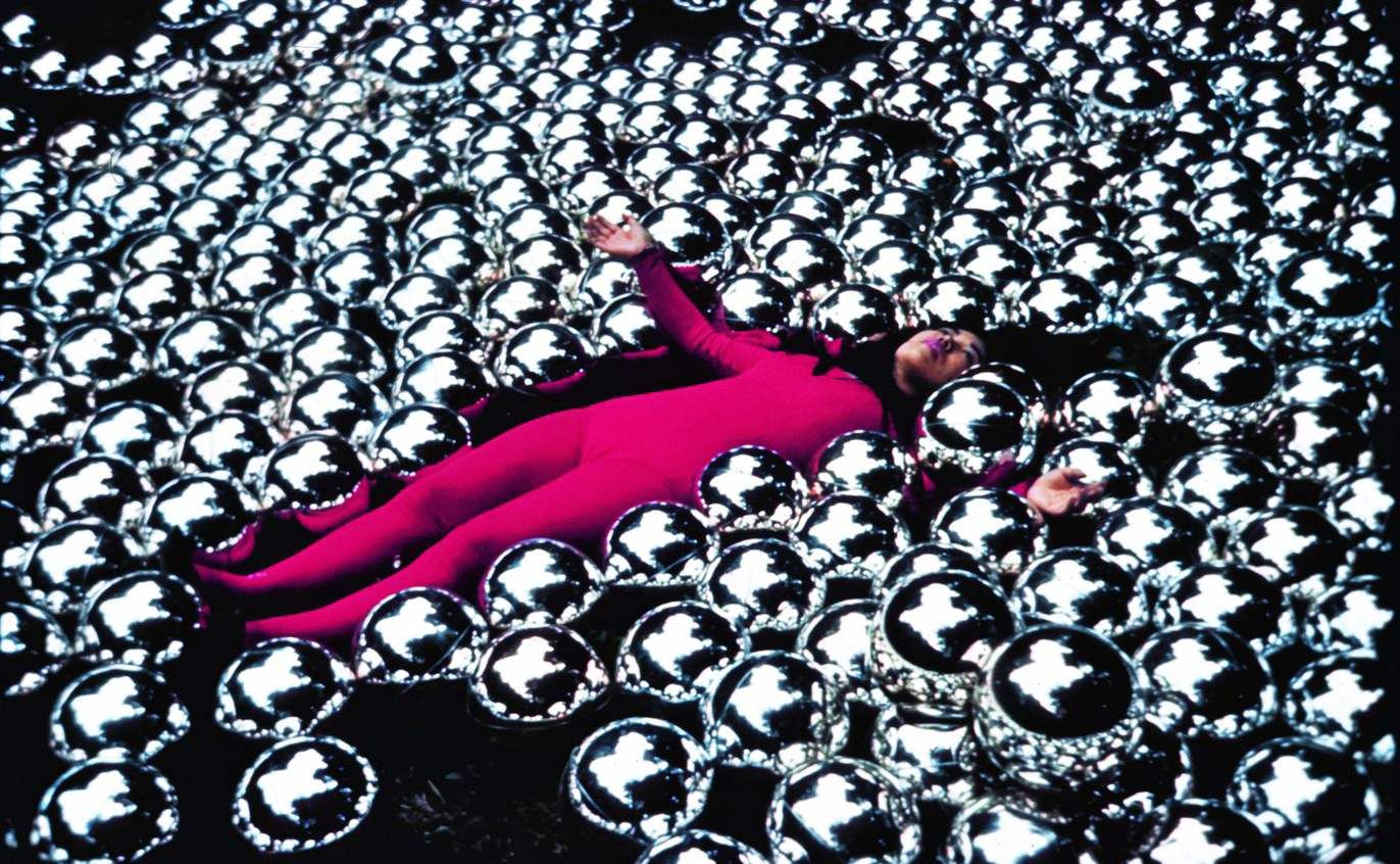 Yayoi Kusama, protagonista de una exitosa exposición en Colonia (Alemania), que convocó a 480.335 visitantes.