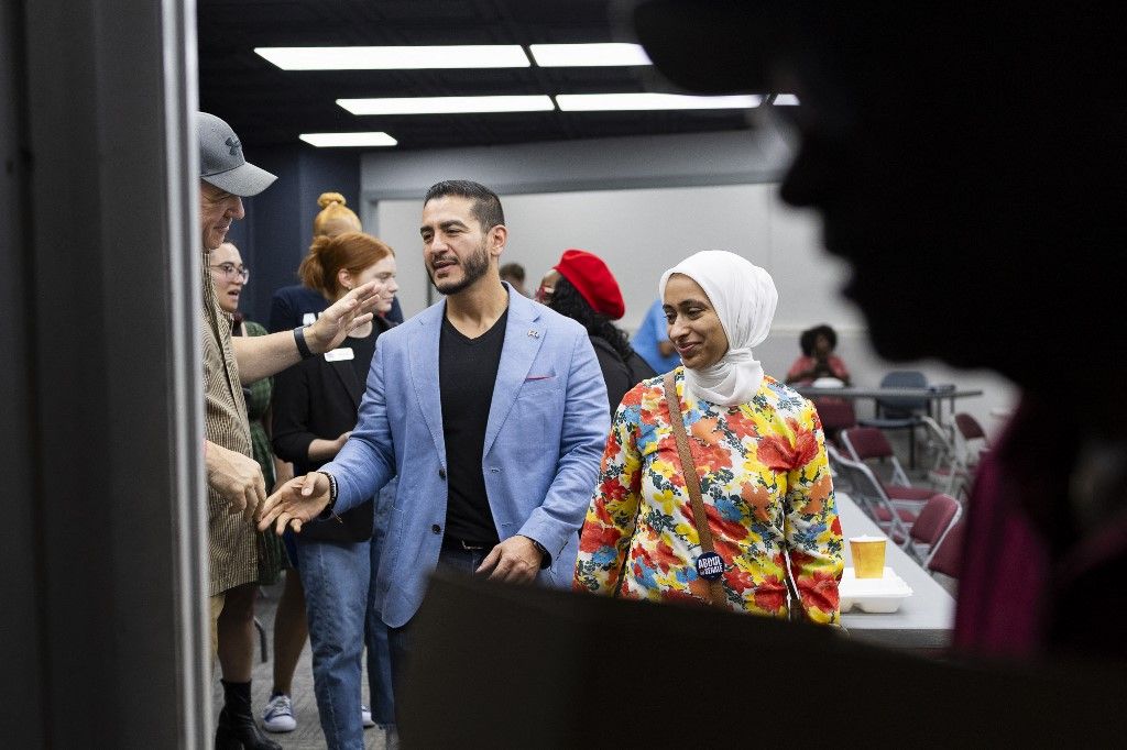 Abdul El-Sayed –con su mujer Sarah Jukaku– ganó la interna del Partido Demócrata en Michigan y puede convertirse en primer senador musulmán norteamericano.