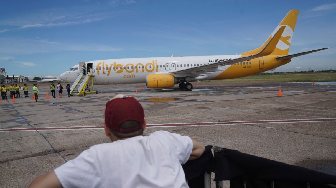 Discount Argentine airline Flybondi ghosts Boeing, slashes 75% of flights