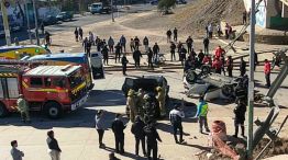 Dos autos chocaron en Mendoza y cayeron de un puente