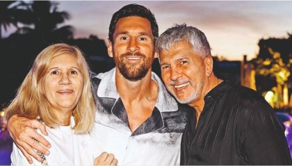 Lionel Messi junto a sus padres