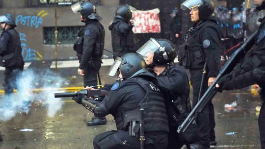Afuera del Palacio, la calle volvió a ser escenario de una feroz represión contra la protesta